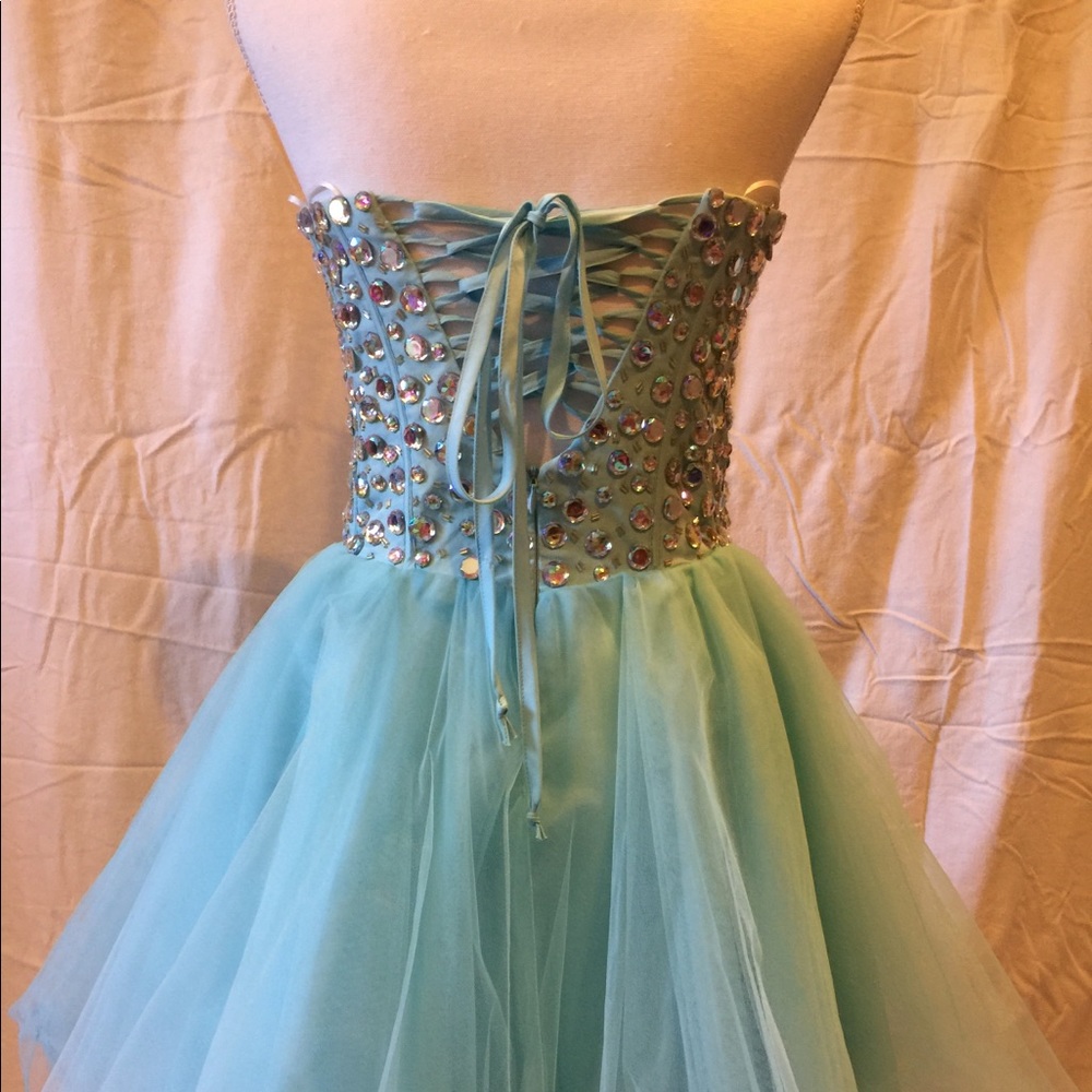 Formal dress - Picture 2 of 3